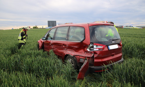 An dem Auto ist ein hoher Sachschaden entstanden. Fotos: Rudolf Karliczek