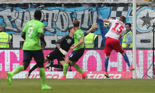 Luca Waldschmidt mit dem 2:1: Ein 21-Jähriger schickt Wolfsburg in die Relegation. Fotos: Agentur Hübner
