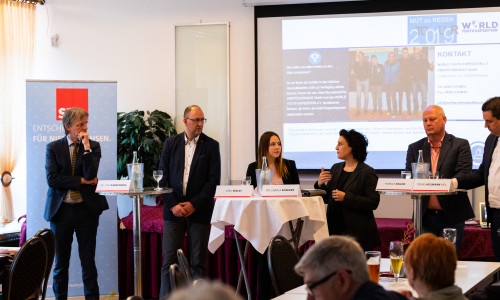 Von links: Dr. Jens Rannenberg, Jörg Bialas, Anna Neuendorf, Dr. Carola Reimann, Harald Krause und Tobias Heilmann diskutieren über Folgen psychischer Belastung. Foto: privat
