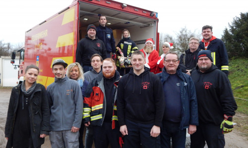 Ein LKW voll mit Geschenken für die Kinder kam zusammen. Fotos: Feuerwehren der Samtgemeinde Velpke
