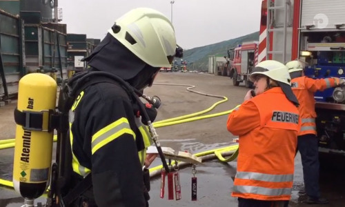 Feuerwehrspecher Carsten Schaffhauser berichtet im Video über die Lage. Video/Fotos: aktuell24(BM)