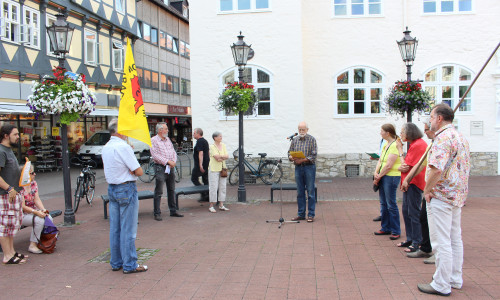 Mahnwache vor dem Bankhaus Seeliger. Foto: Max Förster