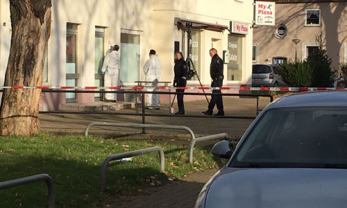 Nach dem Schuss auf ein 12-jähriges Mädchen ermittelt die Polizei nun wegen versuchter Tötung und sichert die Spuren am Tatort. Fotos: aktuell24 (BM)