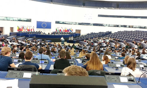 Insgesamt waren 672 Jugendliche aus allen 28 EU-Ländern anwesend. Foto: Gymnasium am Bötschenberg