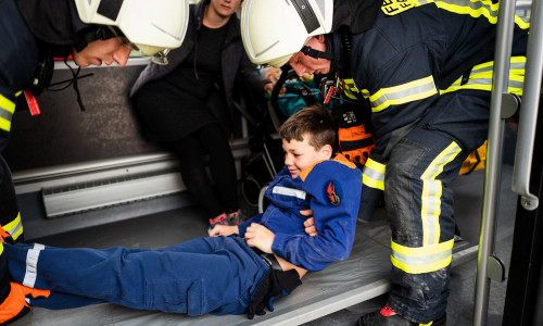 Die Feuerwehr übte bei der Simulation eines Busunfalls den Ernstfall und versorgte vermeintlich verletzte Passagiere. Foto: Eric Höfs