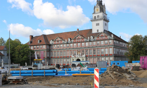Die Stadt sagt, die Vorwürfe, am Schlossplatz seien minderwertige Materialien verwendet worden, seien falsch. Foto:  Anke Donner