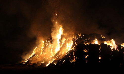 Ein ähnliches Bild wie hier bei einem Strohballenbrand in Hedeper dürfte sich auch den Einsatzkräften in Wolfsburg geboten haben. Symbolfoto: Kai Baltzer