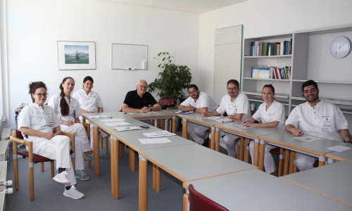 Eine Initiative für Integration: Prof. Dr. med Manfred Holzgraefe (4.v. links) mit Teilnehmern des Weiterbildungs-Kurses, ausländischen Assistenzärzten. Foto: Asklepios Kliniken Schildautal