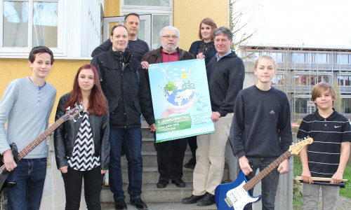 Paul Koch (Mitte), Organisator des Umweltfestivals mit Mitgliedern der Band Musix und Vertretern des Rockbüros, der evangelischen Jugend und des Landkreises. Foto: Jan Borner