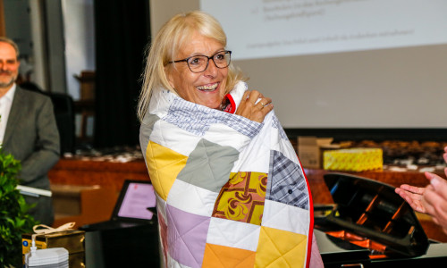 Ein von den Kollegen handgemachter Quilt war eines der vielen Geschenke zum Abschied von Ulrike Schade in den Ruhestand. Fotos: Stadt Wolfenbüttel