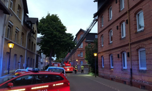 Die Einsatzkräfte kontrollieren das Dachgeschoss. Foto: Feuerwehr Wolfenbüttel.