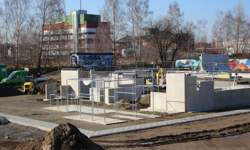 Die Parcoursanlage wird gerade auf dem neuen Jugendplatz an der Langen Straße errichtet. Foto: Max Förster