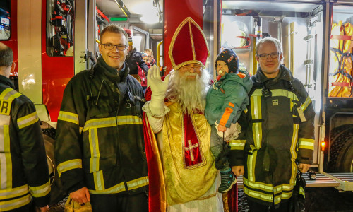 Der Nikolaus kam mit der Feuerwehr auf den Stadtmarkt. Fotos: Stadt Wolfenbüttel/RAE
