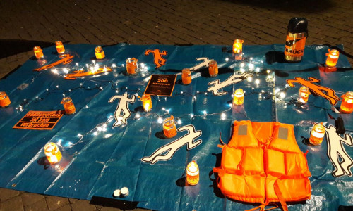Symbolisch wurden das Meer und die vielen Ertrunkenen dargestellt. Foto: Seebrücke Braunschweig - AG Kreativer Protest