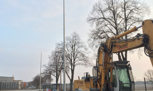 Auf dem Sportplatz Wiedelah stehen schon die neuen Masten der Flutlichtanlage. Foto: Anke Donner 