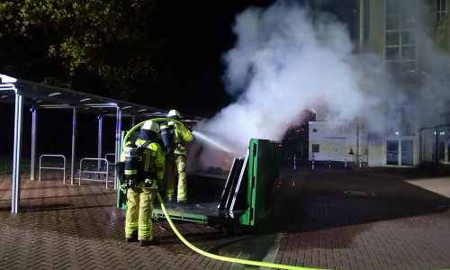 Unter Atemschutz löschten die Einsatzkräfte das Feuer mit einem C-Rohr. Foto: Feuerwehr Bad Harzburg