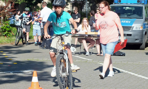 An der Oberchule Lehre nehmen Schüler an einer Mobilitätsveranstaltung teil. Sie trainieren ihre Fähigkeiten ein Fahrrad unfallfrei zu lenken. Foto: Klaffehn/Archiv