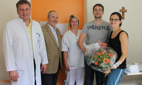 Einen Blumenstrauß und herzliche Glückwünsche überbrachten (v.l.): Dr. Branko Milkanovic, Geschäftsführer Reinhard Ebeling und Stationsschwester Carolin Oeft. Foto: Marienstift