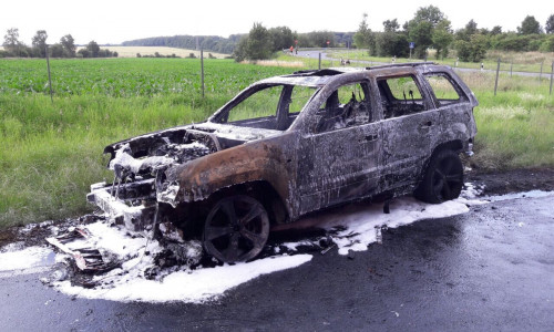 Der Jeep brannte komplett aus. Fotos: Feuerwehr Wolfenbüttel/Hop/rr
