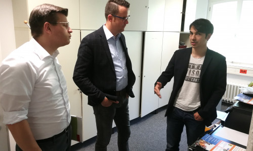 Die FDP-Landtagsabgeordneten Björn Försterling und Christian Grascha tauschten sich von Leanact-Mitbegründer und Geschäftsführer Hadi Ghorashi über die Bedürfnisse junger Unternehmer aus (v. li.). Foto: Kevin Machura