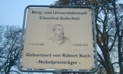 Das Hinweisschild von Robert Koch wird vermisst. Fotos: Polizei Oberharz