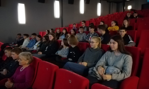 Die Schüler der Klasse 10s1 im großen Saal des Universum Kinos.

Foto: Theodor-Heuß-Gymnasium Wolfenbüttel