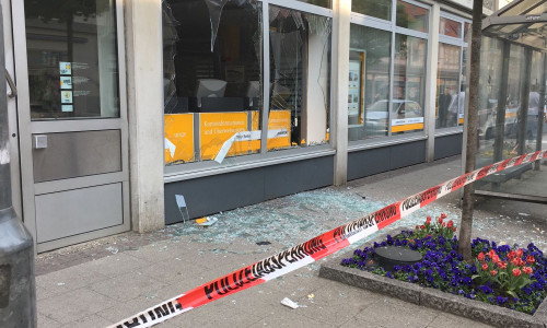 Im April 2018 wurden zwei Geldautomaten in einer Bank in der Breiten Herzogstraße gesprengt. Foto: aktuell24/BM