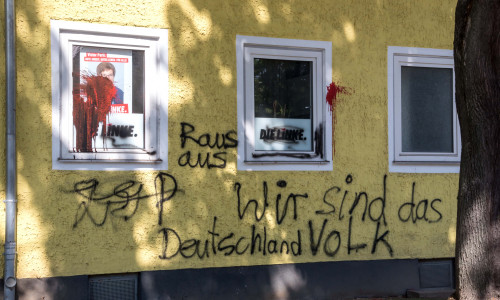 Die Parteibüros von Linken und CDU in Lebenstedt wurden mit Farbe beschmiert. Fotos: Rudolf Karliczek