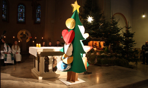 An diesem Weihnachtsbaum wurde alles befestigt, was im Leben wirklich zählt. Foto: Privat