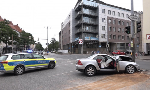 Der Mercedes SLK prallte bei der Verfolgungsjagd gegen einen Ampelmast in der Marienstraße. Foto: aktuell24