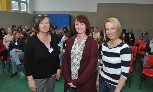 Löwenzahn-Leiterin Kristine Voigt begrüßte die Referentinnen Tina Seiler und Melanie Berndt in der Turnhalle des Kindergartens (von links). Foto: Lebenshilfe