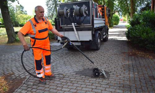 Mit heißem Wasser drängt Thomas Schubert das Unkraut zurück. Foto: Stadt Goslar