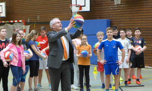 Hans-Dieter Reichelt, Vorstand der Volksbank, bewies seine Fähigkeiten am Basketball. Foto: Volksbank Nordharz eG