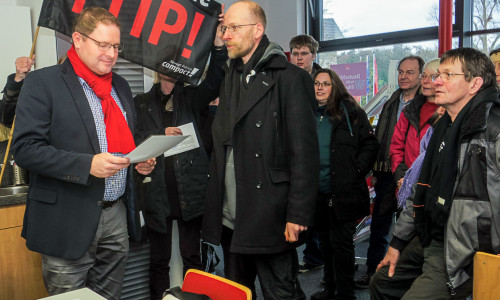 Campact!-Aktivisten übergeben SPD-Landtagsarbgeordneten Marcus Bosse einen offenen Brief an die Delegierten des SPD-Bundesparteitages im Dezember. Sie fordern, dass TTIP abgelehnt wird. Foto: Campact!/Frank Schildener