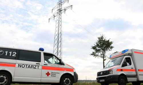 Der Rettungsdienst des Deutschen Roten Kreuzes kümmerte sich um den 19-Jährigen, nachdem er vom Strommasten gerettet wurde. Foto: Werner Heise