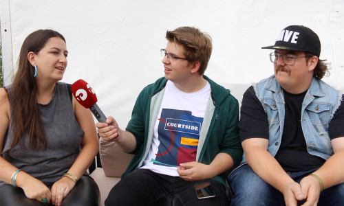 Malte Winkler (mitte) durfte Isabel und Dave von The Strumbellas zum Interview treffen. Foto/Video: Werner Heise