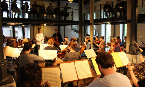 Musik-Schüler der drei Wolfenbütteler Gymnasien lauschten dem freien Orchester "M18" in der Schünemannschen Mühle. Foto: Werner Heise