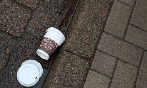 Coffee to go ist praktisch, macht aber eine Menge Müll. Foto: Robert Braumann
