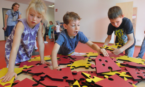 Hier geht es um geometrische Formen: Die Kinder versuchen, das große Puzzle zu bewältigen.  Fotos: Diakonie-Kolleg