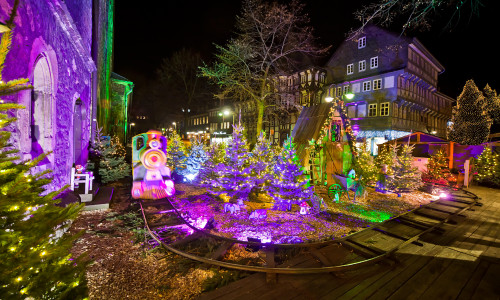 Die Kindereisenbahn lädt zu Fahren durch den Mini-Weihnachtsmarkt ein. Foto: Goslar Marketing