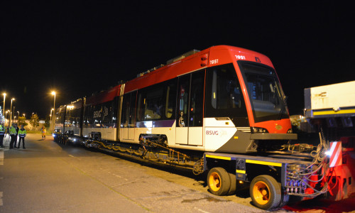 Die neue Stadtbahn kommt am frühen Donnerstagmorgen nach zirka 96 Stunden Fahrt in Braunschweig an. Fotos: BSVG