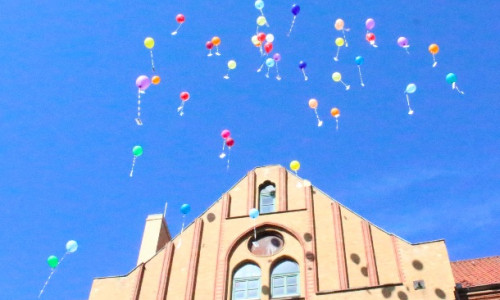 Über 40 Luftballons steigen in den blauen Himmel. Fotos: Max Förster