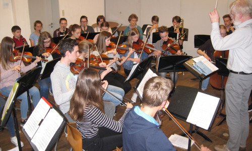 Das Schulorchester der Großen Schule bei der Orchesterprobe für das Jubiläumskonzert im Dr. Oskar-Sommer-Haus. Fotos: Große Schule