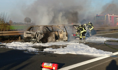 Die Fahrzeuge brannten vollständig aus. Foto: Rudolf Karliczek