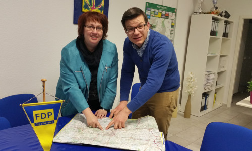 Bettina Otte-Kotulla, Kreistagskandidatin Samtgemeinde Sickte, und Björn Försterling MdL, zeigen auf der Landkarte auf potenzielle Schulstandorte. Foto: Privat