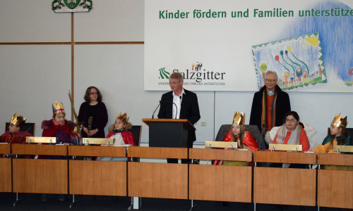 Oberbürgermeister Frank Klingebiel bei der Begrüßung der Sternsinger im Ratssaal. Fotos: Stadt Salzgitter