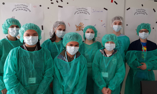 In der Krankenhaushygiene lernten die Teilnehmer, warum saubere, desinfizierte Hände in einer Klinik besonders wichtig sind. Foto: Janina Kirchner