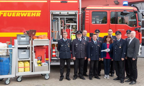 Samtgemeindebürgermeisterin Regina Bollmeier übergab den symbolischen Schlüssel für den neuen Gerätewagen Logistik an die Feuerwehr Groß Denkte. Foto: Tanja Bischoff