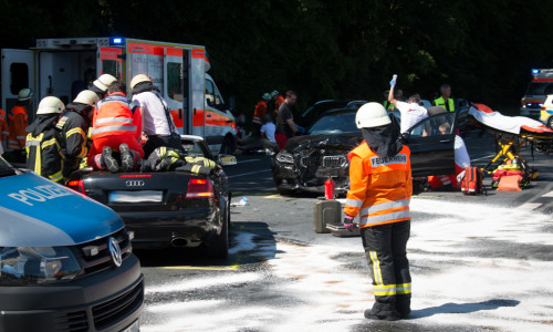 Zwei Autos sind ineinander gefahren. Dabei wurden fünf Personen verletzt, davon zwei Kinder. Foto: Werner Heise