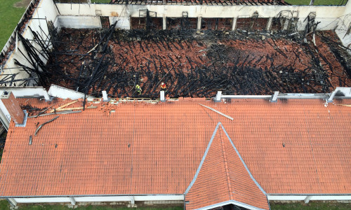 Das heftige Feuer im Jahr 2015 zerstörte die Sporthalle in Lehndorf vollständig. Foto: aktuell24 (BM)